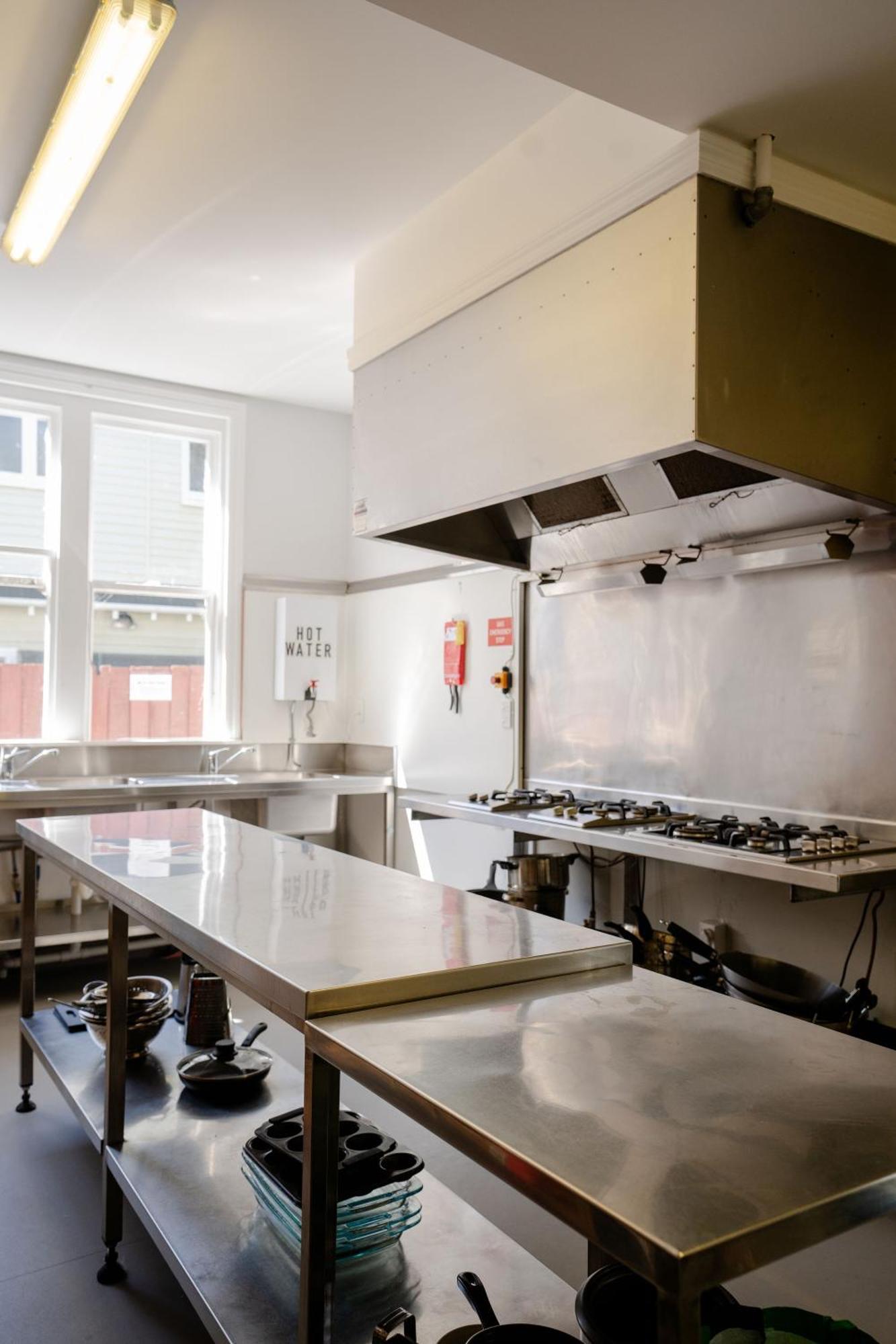 Haka House Christchurch Exterior foto A commercial kitchen