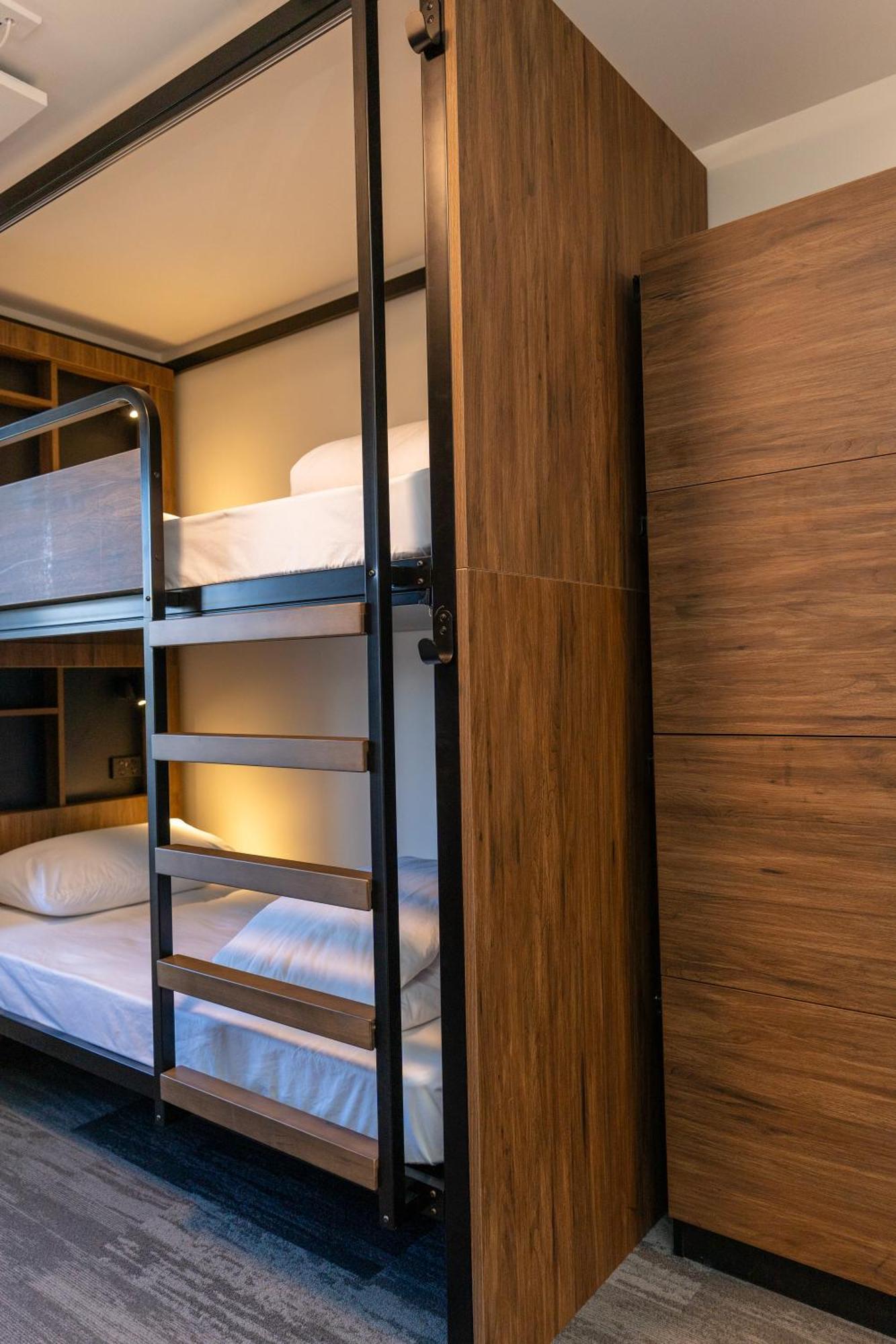 Haka House Christchurch Exterior foto A bunk bed in a capsule hotel