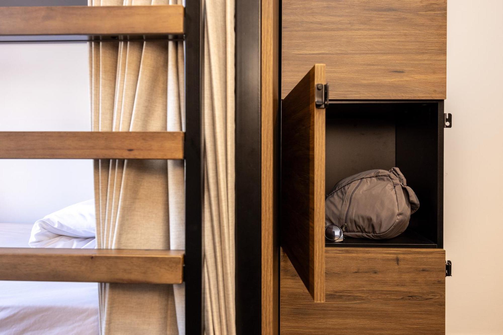 Haka House Christchurch Exterior foto A capsule hotel room