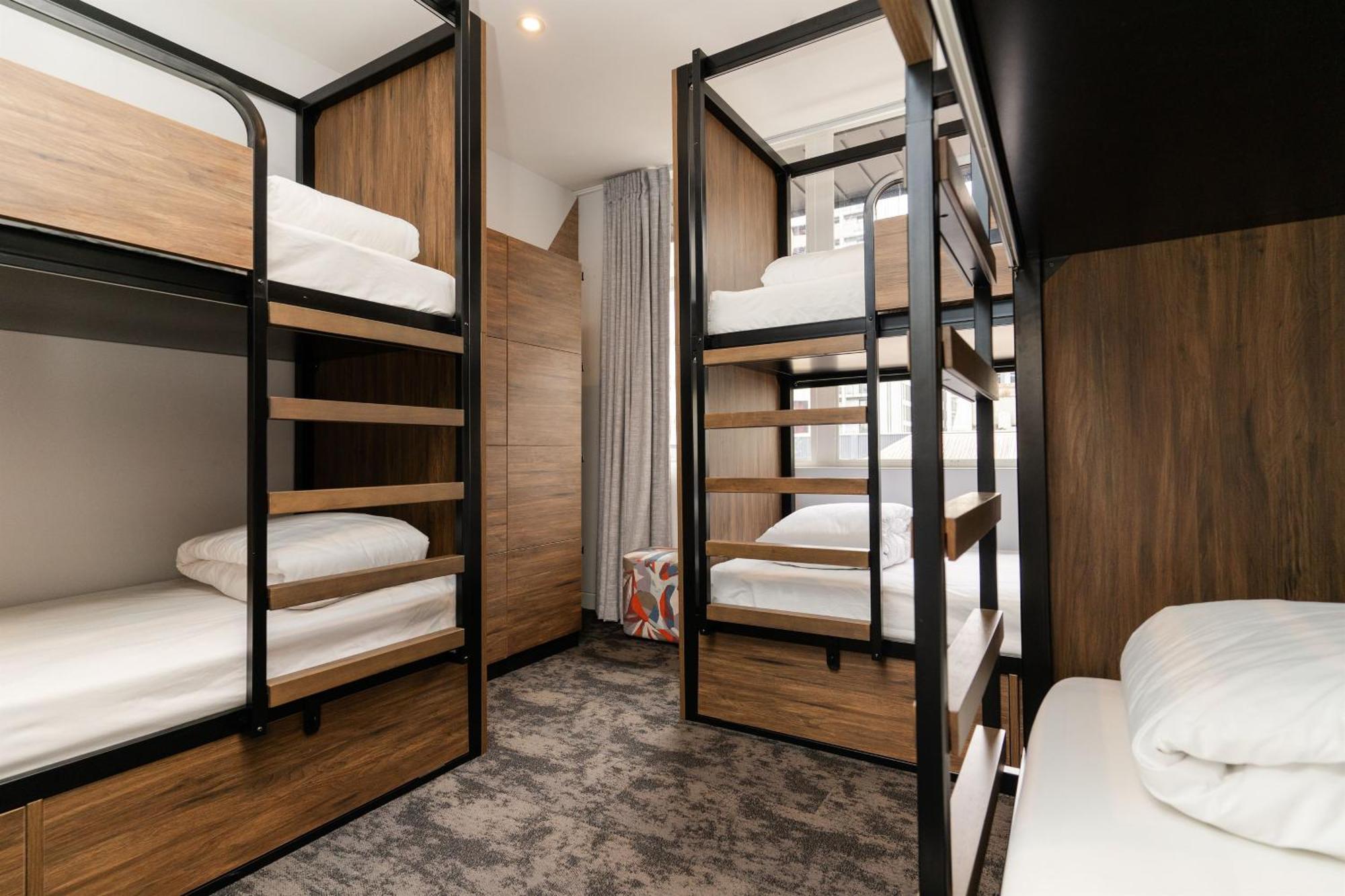 Haka House Christchurch Exterior foto A typical room at a capsule hotel