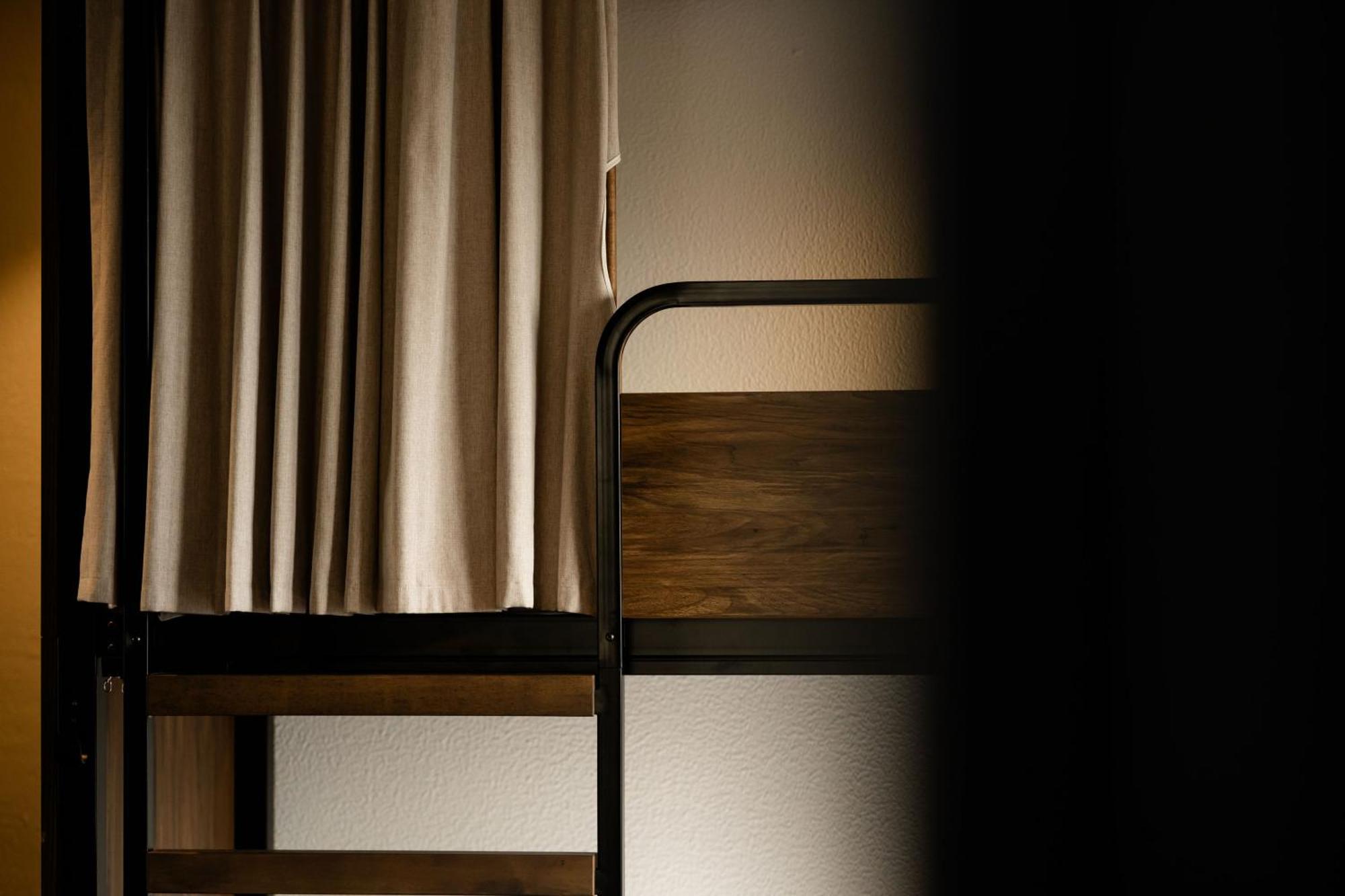 Haka House Christchurch Exterior foto A curtain in a capsule hotel